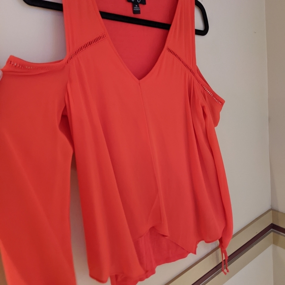 By & By Women's Size Medium Cold Shoulder Sheer Blouse Coral Great4Vacay😎🌞❤️ - Picture 2 of 9